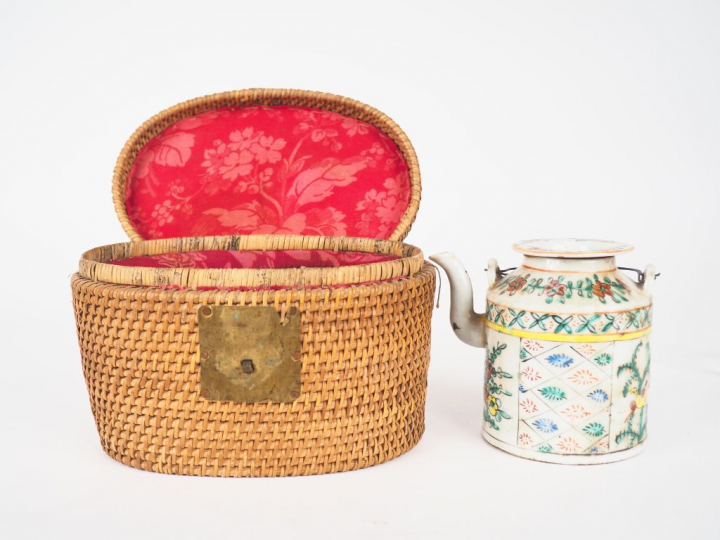 Petit coffret de voyage en vannerie contenant une théière en porcelain