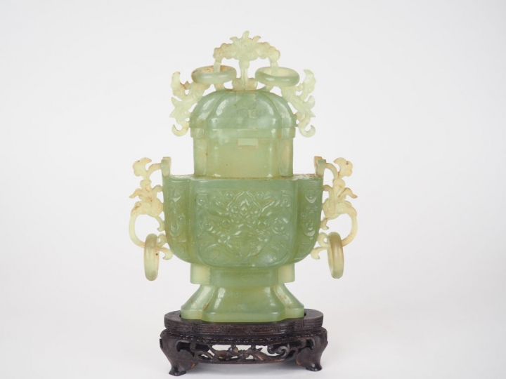 Vase couvert à panse quadrilobée, sculpté de fleur de lotus, orné de d