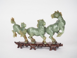 Vente aux enchères Groupe en serpentine couleur absinthe figurant des cavalcades de cheva