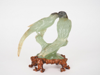 Vente aux enchères Couple de perruches en serpentine céladon  Chine vers 1950 H. 14 cm  (