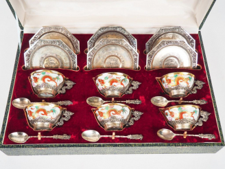 Vente aux enchères Coffret contenant six tasses en porcelaine, prise, monture et soucoupe