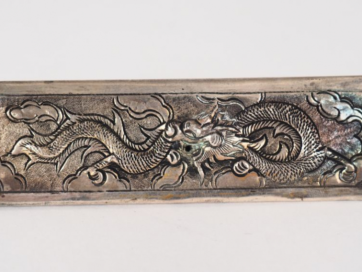 Coffret contenant 12 porte couteaux en argent 950 mm à décor de dragon