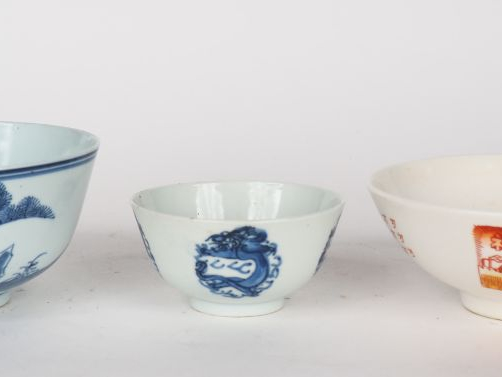 Lot comprenant :  - deux coupes en porcelaine de Hué, à décor en bleu 