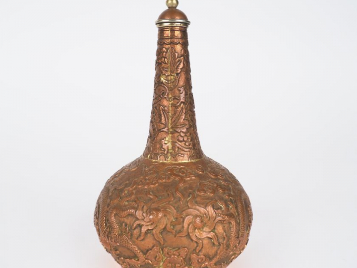 Vase pansu à long col "asperssoir" en cuivre, décor finement ciselé de