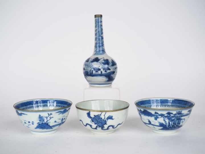 Trois coupes en porcelaine de Hué décor en bleu de pagodons et de scèn