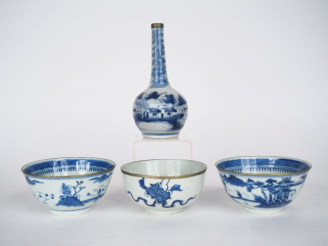 Vente aux enchères Trois coupes en porcelaine de Hué décor en bleu de pagodons et de scèn