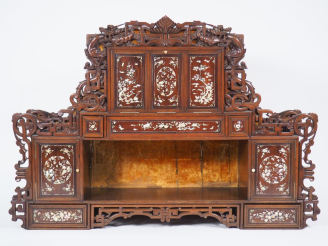 Vente aux enchères Meuble d'applique à étagères en bois de rose et marqueterie de nacre, 