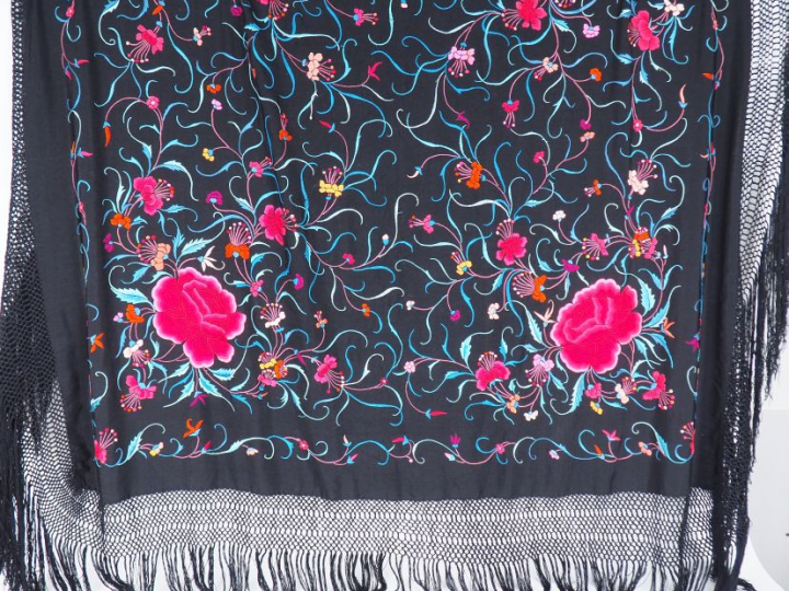 Châle brodé à décor de quatre pivoines et rinceaux polychromes sur fon