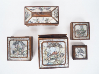 Vente aux enchères Ensemble de cinq boites en bois naturel et marqueterie de nacre, décor