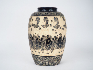 Vente aux enchères Grand vase en terre cuite vernissée de Bien Hoa décor en camaieu bleu 