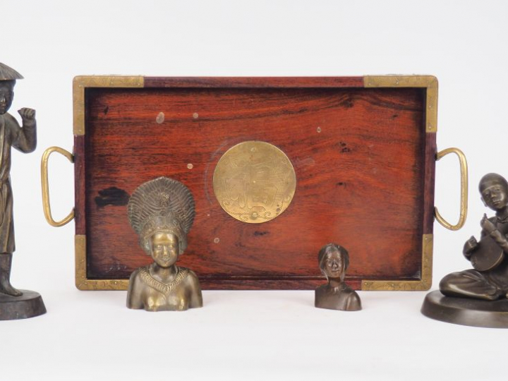 Ensemble de quatre bronzes représentant un musicien assis jouant d'un 