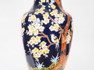 Vente aux enchères Grand vase balustre en céramique émaillée à décor polychrome d'oiseaux