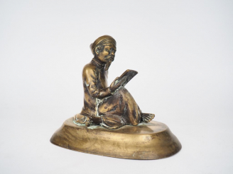 Vente aux enchères Groupe en bronze représentant un personnage assis lisant Indochine ver