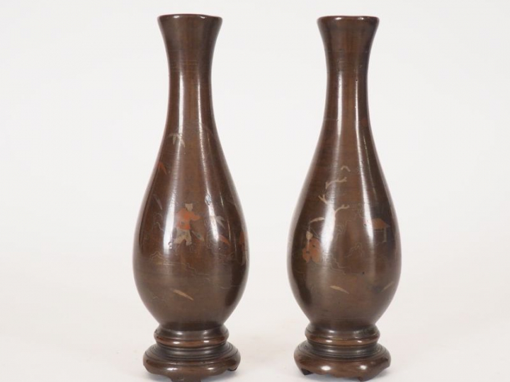 Paire de vases piriformes en bronze à patine brun clair à décor de scè