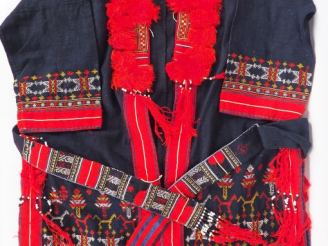 Vente aux enchères Manteau et tablier, ceinture en laine finement décorés de motifs géomé