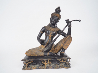 Vente aux enchères Statuette en bronze représentant une musicienne assise sur une terrass
