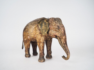 Vente aux enchères Inde, XIXe siècle, Eléphant en bois anciennement laqué. Dim. 32,5 x 23