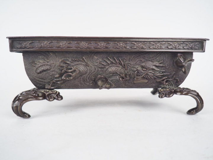 Japon, vers 1850, Bassin ou grand brule-parfum de forme rectangulaire 