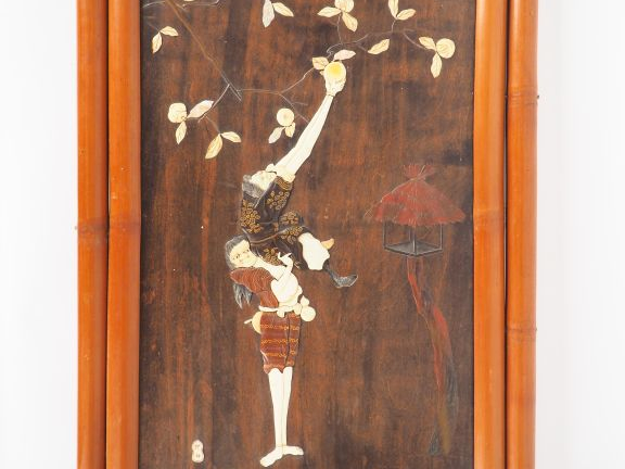 Panneau en bois décor appliqué en laque et os représentant un Ashinaga