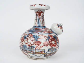 Vente aux enchères Verseuse Kendi en porcelaine d'Arita décor en bleu et rouge de pivoine