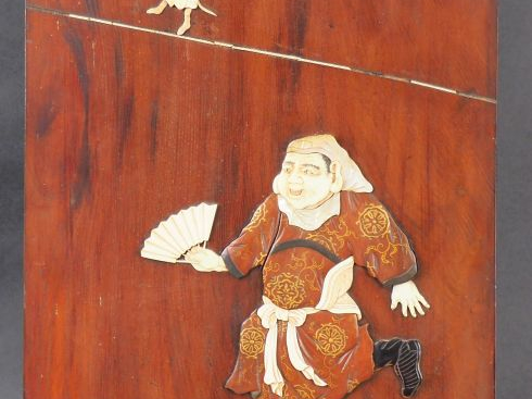 Panneau en bois naturel, laque, nacre et os en application figurant un