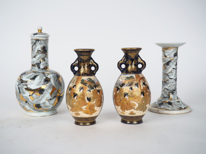 E,nsemble comprenant :  - une paire de vases en Satsuma à décor de per