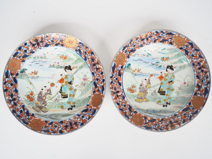 Paire d'assiettes en porcelaine d'Imari décor d'une jeune femme et d'u