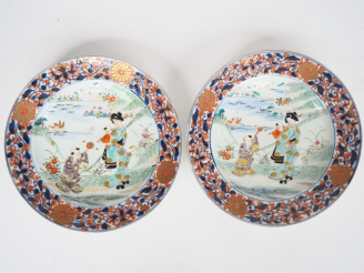 Vente aux enchères Paire d'assiettes en porcelaine d'Imari décor d'une jeune femme et d'u
