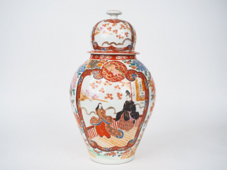 Vente aux enchères Potiche couverte en porcelaine d'Imari à décor polychrome, de personna