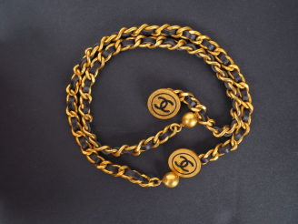 Vente aux enchères CHANEL Paire de boutons de manchettes en métal doré entrelacé de cuir 