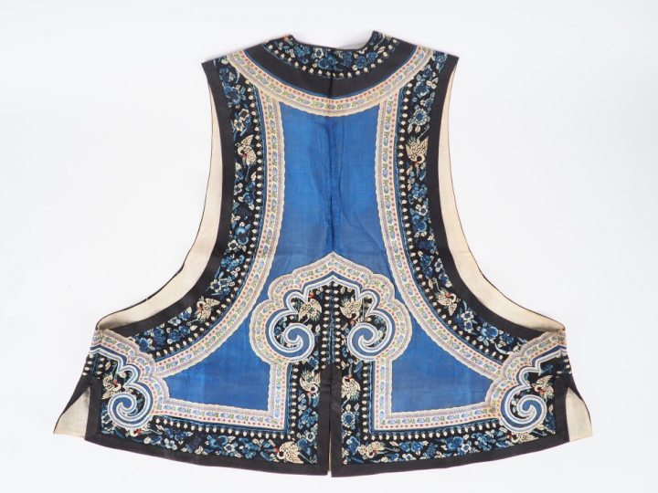 Gilet en soie et lin brodé en camaieu de bleu, décor de têtes de Ruyi,