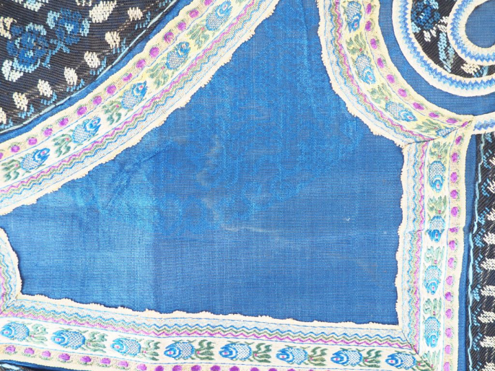 Gilet en soie et lin brodé en camaieu de bleu, décor de têtes de Ruyi,