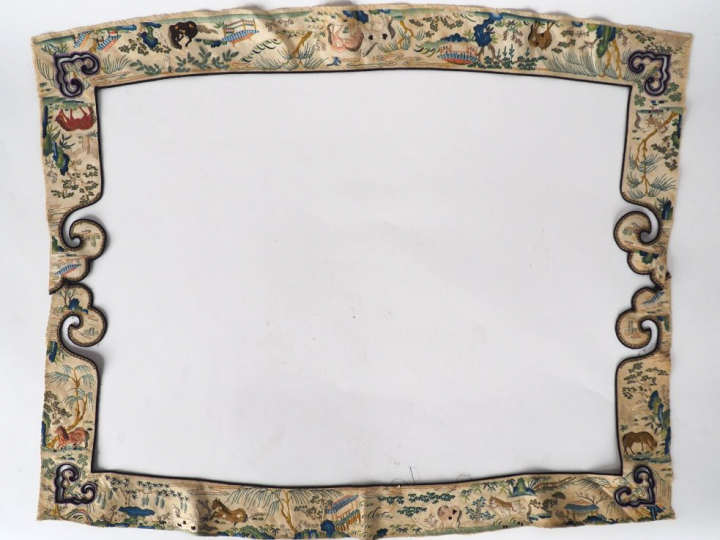 Deux éléments de col en soie crème et polychrome, à décor de chevaux