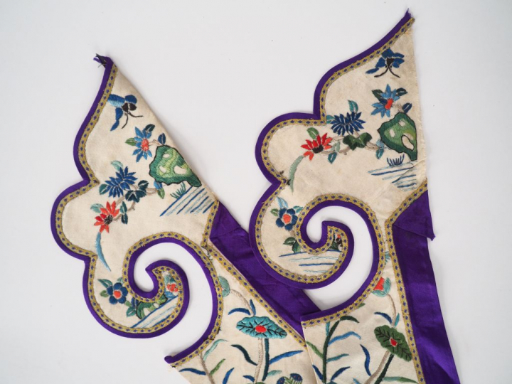 Trois éléments de col et bordure crème et lie de vin à décor d'oiseaux