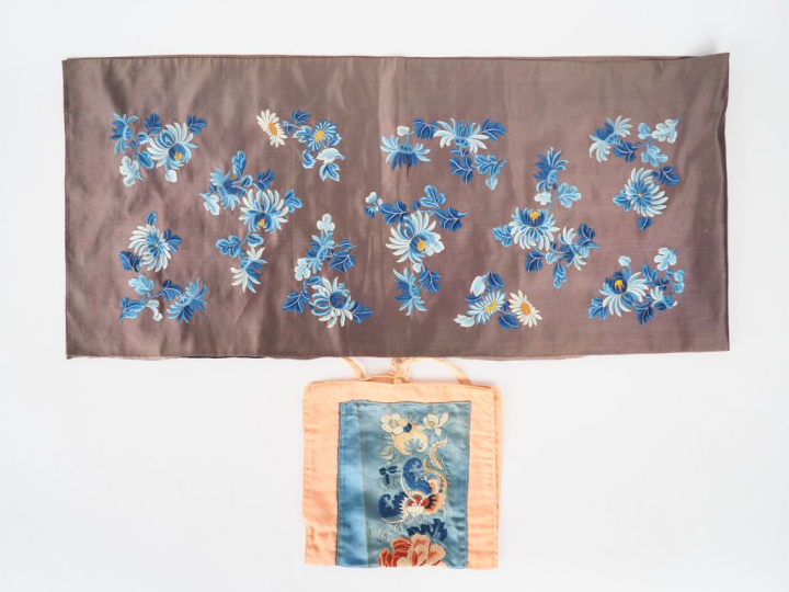 - Gilet en soie décor floral en camaieu de bleu sur fond crème  - band