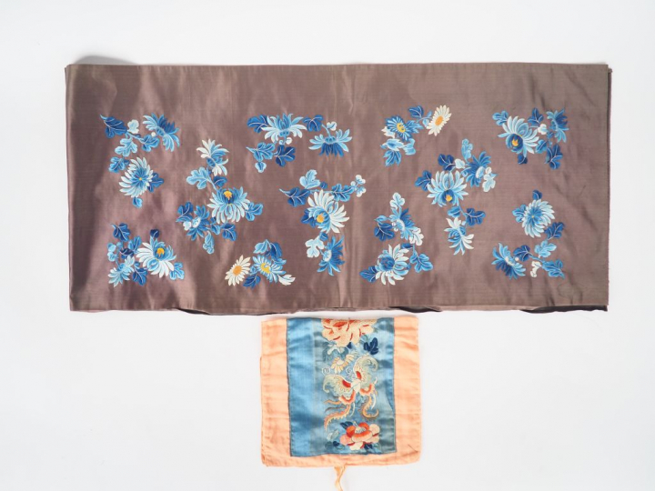 - Gilet en soie décor floral en camaieu de bleu sur fond crème  - band