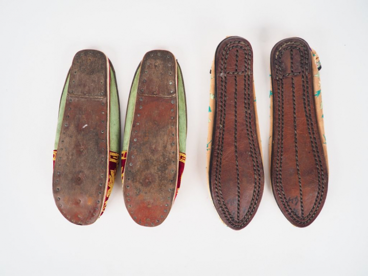 Deux paires de chaussures de femme en soie et lin brodé