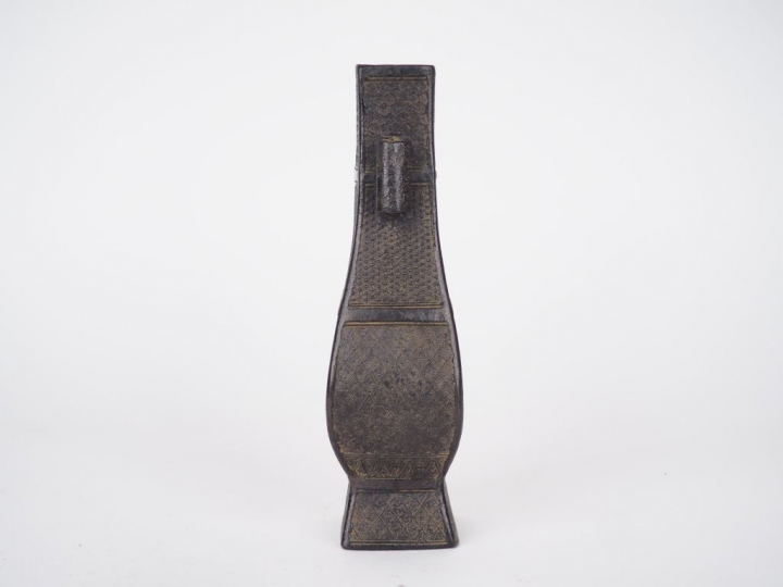 Vase à flèche en bronze à patine claire, décor finement ciselé de moti