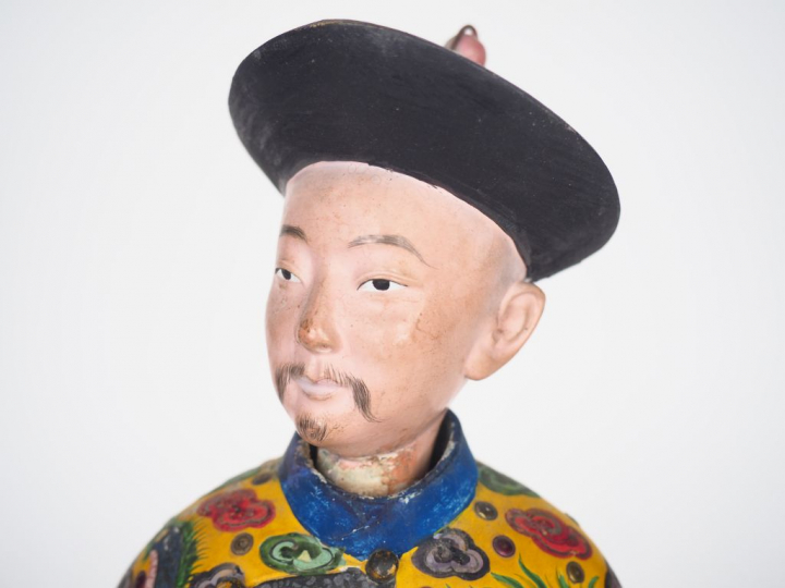 Statuette en terre cuite représentant un mandarin manchu debout, tête 