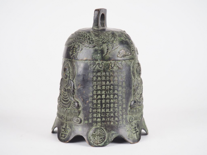 Cloche de temple en bronze, légère patine verte à décor ciselé de troi