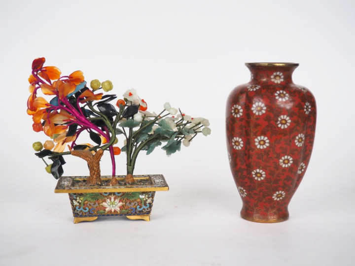 Chine, vers 1930, Ensemble comprenant :  - une jardinière en émaux clo