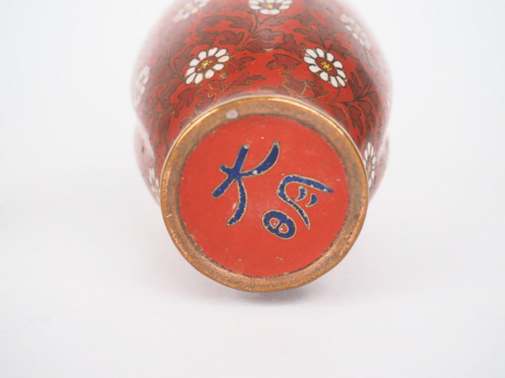 Chine, vers 1930, Ensemble comprenant :  - une jardinière en émaux clo