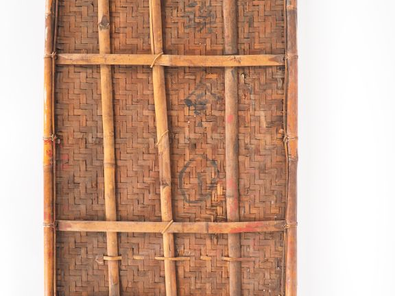 Ensemble de quatre panneaux en vannerie à décor laqué polychrome de sc