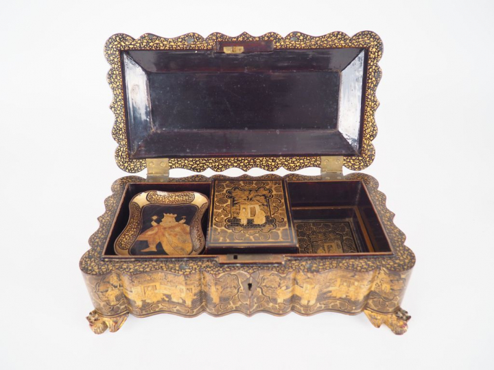 Coffret à jeux en laque de Canton contenant huit plateaux, une boite, 