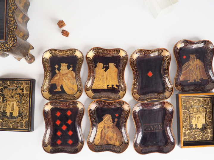 Coffret à jeux en laque de Canton contenant huit plateaux, une boite, 