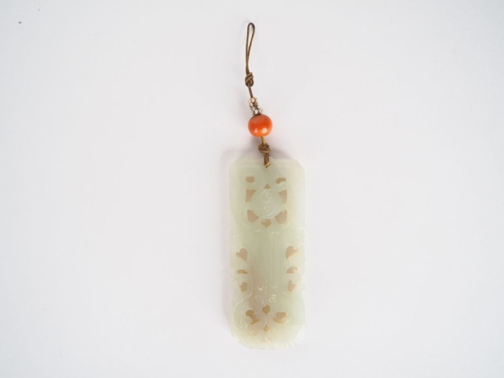 Pendentif en jade céladon représentant un dragon entouré de deux phéni