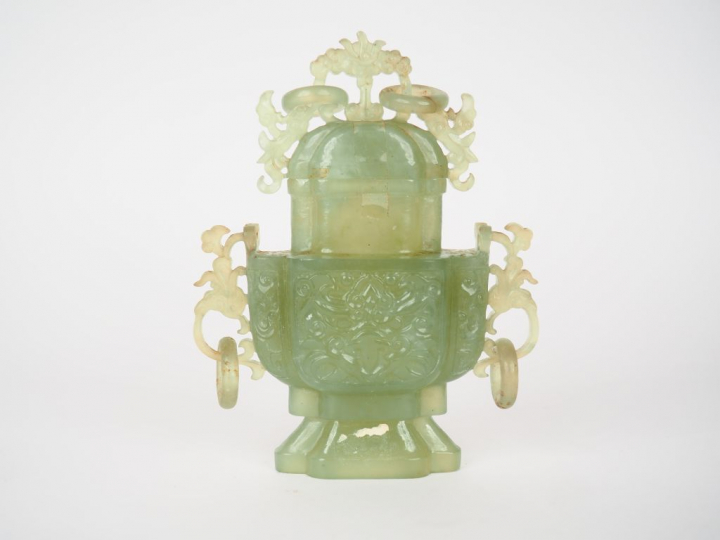 Vase couvert à panse quadrilobée, sculpté de fleur de lotus, orné de d