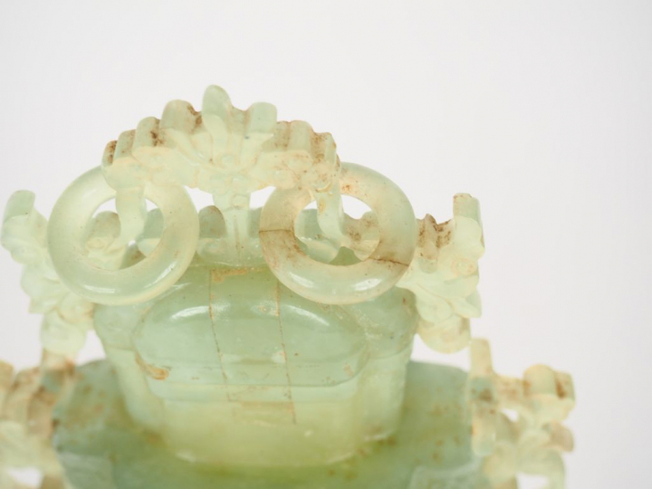 Vase couvert à panse quadrilobée, sculpté de fleur de lotus, orné de d