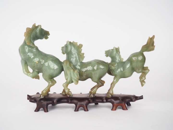 Groupe en serpentine couleur absinthe figurant des cavalcades de cheva
