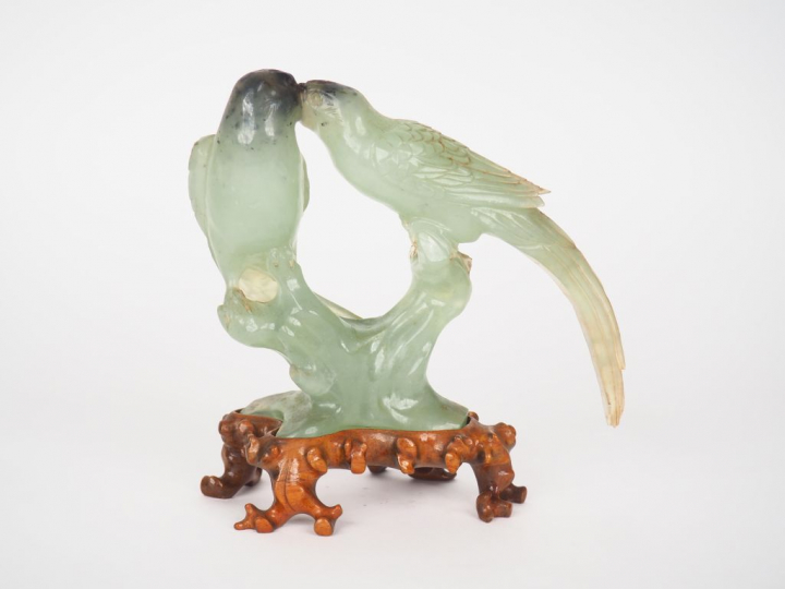 Couple de perruches en serpentine céladon  Chine vers 1950 H. 14 cm  (